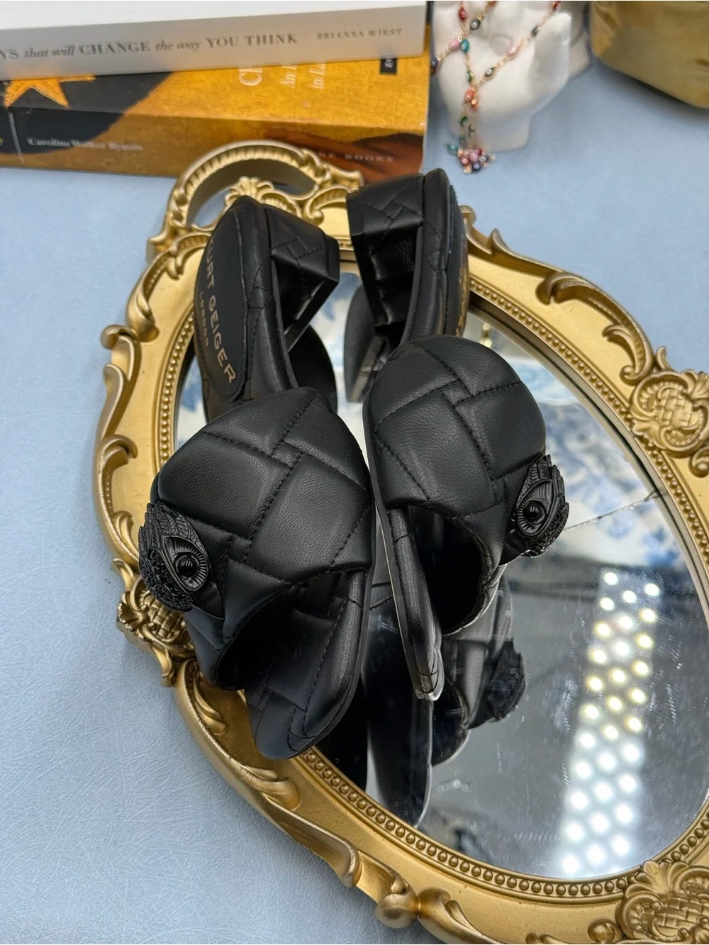🆕 KURT GEIGER LONDON 🧿 NWOB Black Kensington Quilted Block Heel Sandal, Sz35 5